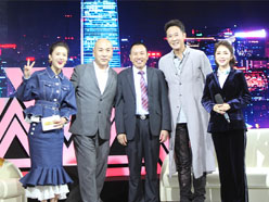 新望董事長(zhǎng)羅永輝與著名歌星劉尊老師、汪正正老師、郭津彤老師、主持人雅琪在北京電視臺(tái)錄制節(jié)目現(xiàn)場(chǎng)親切合影
